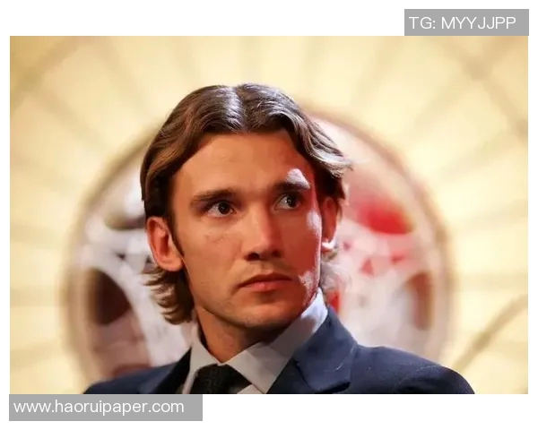 足球之光：帅气动作展现男神风采